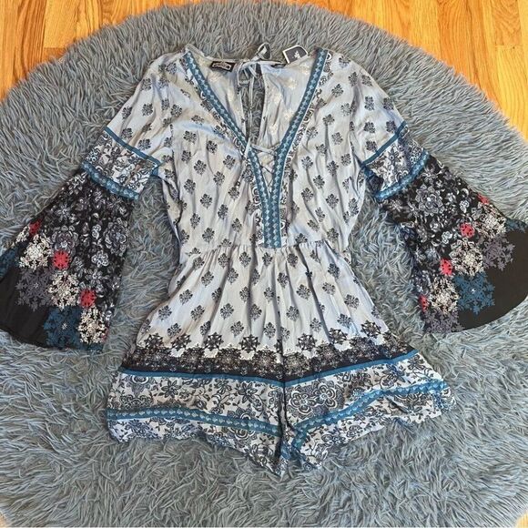 Angie Light Blue Boho Flare Sleeve Romper Size M NWT - Picture 1 of 5